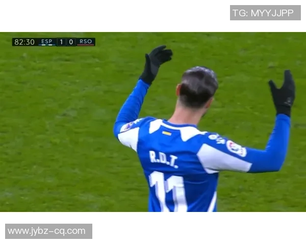 西班牙人队光头球星展现硬汉魅力成队内领袖带领球队奋勇前行